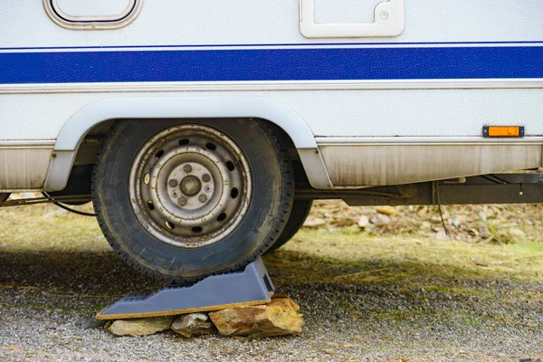 Camper Using Manually Leveling Block Stone Level Stabilize Accessories Motorhome — Stock Photo, Image