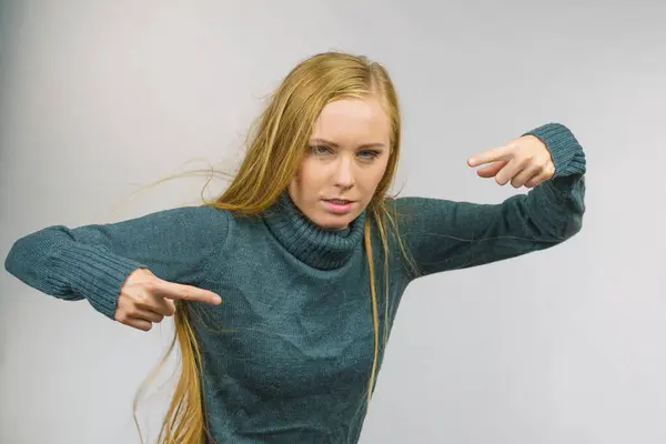 Naštvaná Mladá Žena Ukazuje Prsty Frustrovaný Výraz Obličeje — Stock fotografie