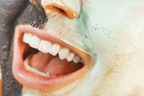 Mulher Limpando Rosto Pele Usando Lama Verde Máscara Preta Carbo — Fotografia de Stock