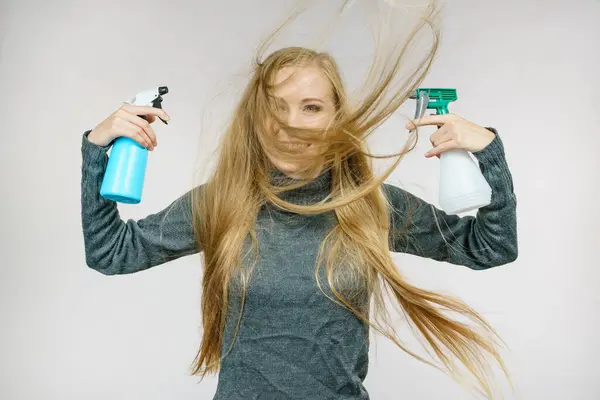 Unge Kvinnelige Rotete Langt Blondt Hår Holder Flaske Påfører Hårspray – stockfoto