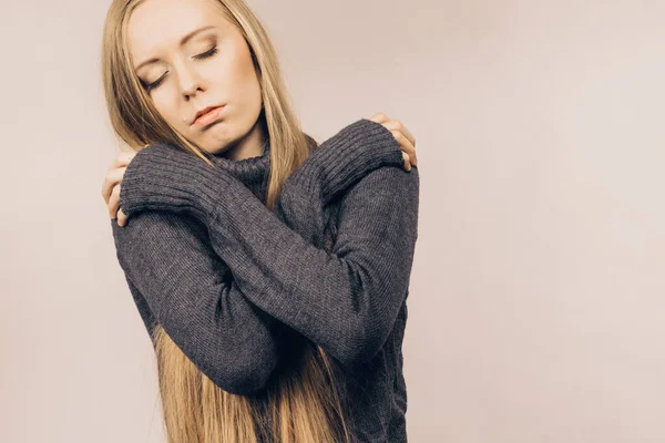 Smutna Młoda Kobieta Przytulona Dziewczyna Czuje Się Nieszczęśliwa Problemy Życiu — Zdjęcie stockowe