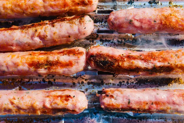 在烧烤煤气炉上放上美味的腊肠或炖肉 户外烤肉晚餐 — 图库照片