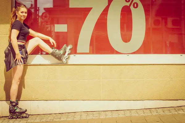 Mulher Adolescente Menina Andar Patins Durante Verão Mostrando Símbolo Venda — Fotografia de Stock