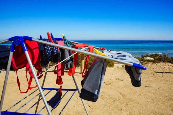 Kempování Pláži Dobrodružný Koncept Oblečení Visí Sucho Prádelně Venkovní Proti — Stock fotografie
