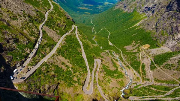 Trolls Path Trollstigen Sinuoso Estrada Montanha Cênica Com Muitos Carros — Fotografia de Stock