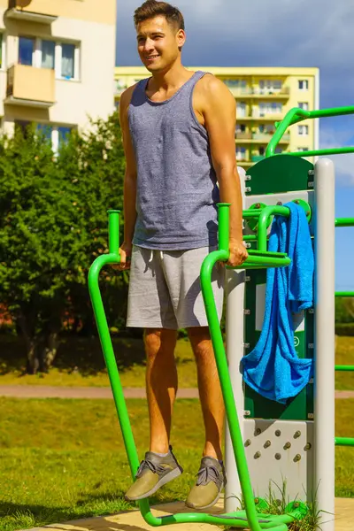 Junger Gutaussehender Mann Trainiert Outdoor Fitnessstudio Sportlicher Typ Der Seine — Stockfoto