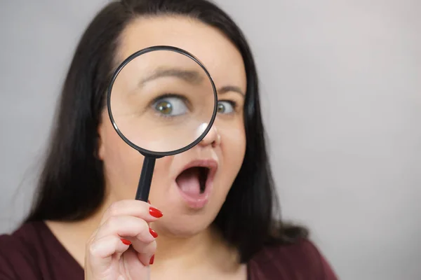 Shocked Adult Woman Holding Magnifying Glass Investigating Something Looking Closely — Stock Photo, Image