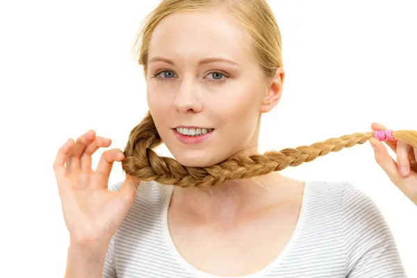 Uzun Örgülü Saçlı Sarışın Kız Saç Bakım Popüler Saç Stili — Stok fotoğraf