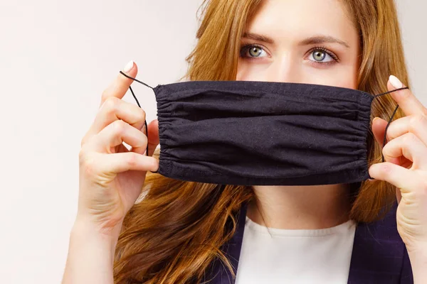 Mulher Usando Máscara Protetora Preta Reutilizável Cobrindo Boca Prevenção Coronavírus — Fotografia de Stock
