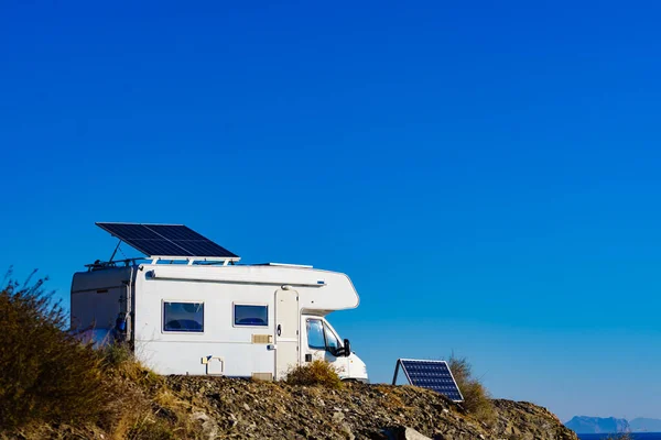 Husbil Med Tilt Sol Solceller Paneler Tak Camping Naturen Vintern — Stockfoto