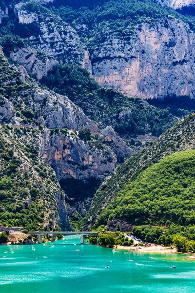 法国普罗旺斯 弗登峡谷 法国阿尔卑斯山脉 高山峡谷绿松石水面上的小船 度假旅行 游客的吸引力 — 图库照片