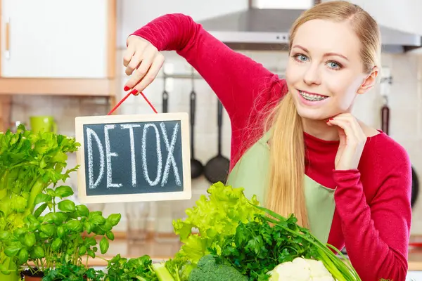 Young Woman Kitchen Having Many Green Vegetables Presenting Board Detox — Stock Photo, Image