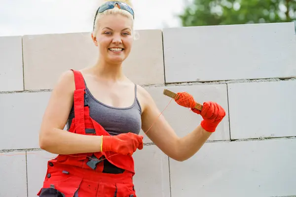 Mulher Construtor Usando Corda Como Nível Construção Parede Bricklayer Nova — Fotografia de Stock