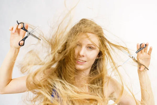 Έννοια Κομμωτικής Περιποίησης Μαλλιών Κορίτσι Φυσάει Μακριά Ξανθά Μαλλιά Κρατώντας — Φωτογραφία Αρχείου