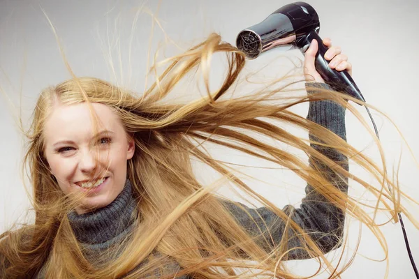 Blonďatá Žena Stylizující Velmi Dlouhé Vlasy Žena Rozcuchanými Vlasy Držící — Stock fotografie
