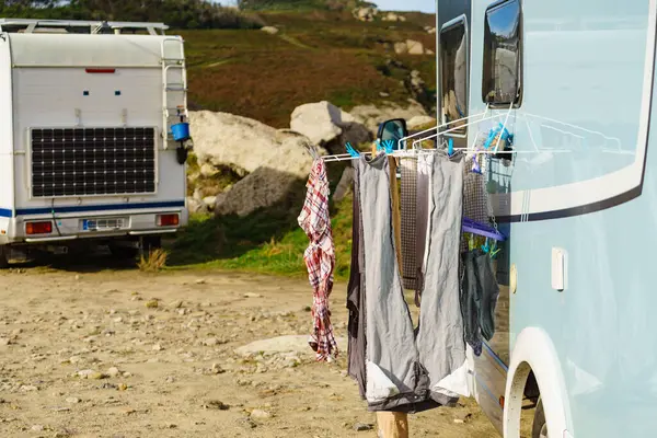 洗濯物 洗濯物 洗濯物は キャラバンで屋外で乾燥するために掛かります 自然のキャンプ ライフスタイル — ストック写真