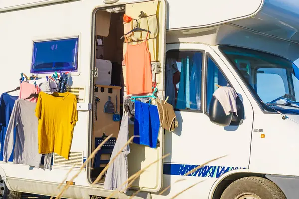 Çamaşırları Temizler Karavanda Çamaşır Ipine Asılır Kamp Tatil Konsepti — Stok fotoğraf