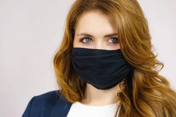 Kobieta Używająca Czarnej Maski Ochronnej Wielokrotnego Użytku Zakrywającej Usta Zapobieganie — Zdjęcie stockowe