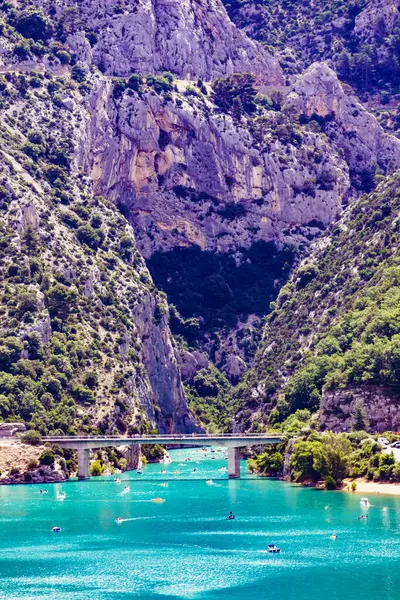 法国普罗旺斯 弗登峡谷 法国阿尔卑斯山脉 高山峡谷绿松石水面上的小船 度假旅行 游客的吸引力 — 图库照片