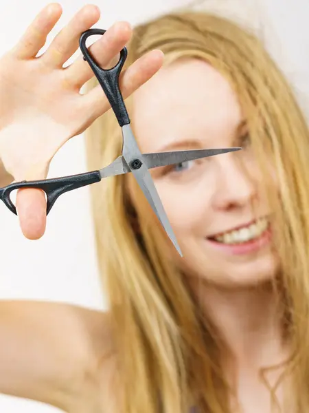 Młoda Kobieta Trzyma Nożyce Narzędzie Gotowe Strzyżenia Włosów Blondynka Nożyczkami — Zdjęcie stockowe