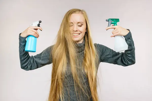 Νεαρή Γυναίκα Βρώμικο Μακριά Ξανθά Μαλλιά Κρατώντας Μπουκάλι Εφαρμόζοντας Σπρέι — Φωτογραφία Αρχείου