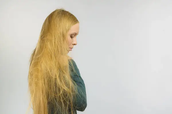Triste Jeune Femme Mélancolique Avec Longs Cheveux Blonds Soufflants Vue — Photo