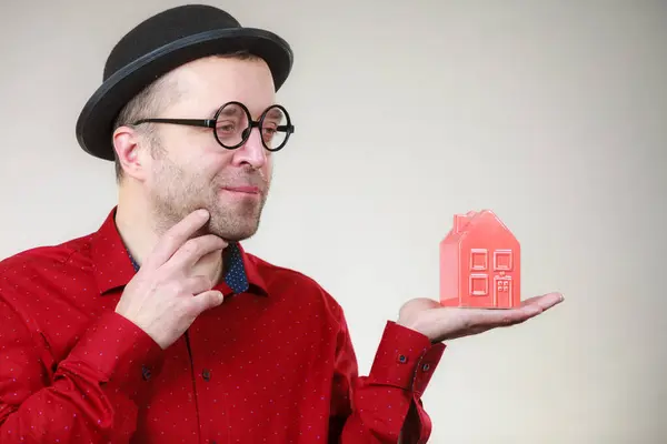 Homem Adulto Usando Chapéu Engraçado Óculos Segurando Pequeno Modelo Casa Fotografias De Stock Royalty-Free