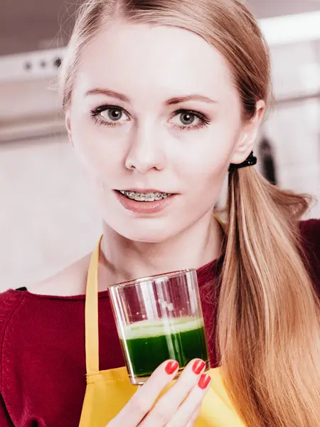 Ποτά Καλά Για Την Υγεία Δίαιτα Πρωινό Έννοια Νεαρή Γυναίκα — Φωτογραφία Αρχείου