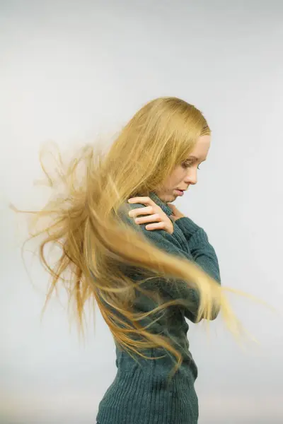 Smutna Melancholia Młoda Kobieta Dmuchanie Długie Blond Włosy — Zdjęcie stockowe