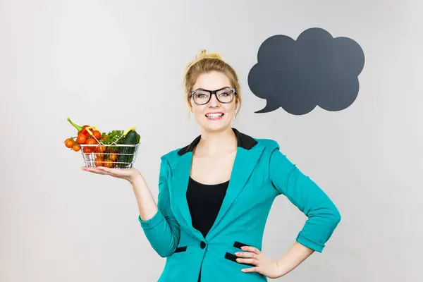 Kauf Von Gesunden Lebensmitteln Vegetarischen Produkten Positive Frau Hält Einkaufswagen Stockbild