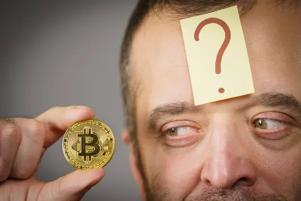 Dorosły Mężczyzna Kwestionujący Kryptowalutę Wątpliwym Znakiem Głowie Trzymającym Symbol Bitcoina — Zdjęcie stockowe