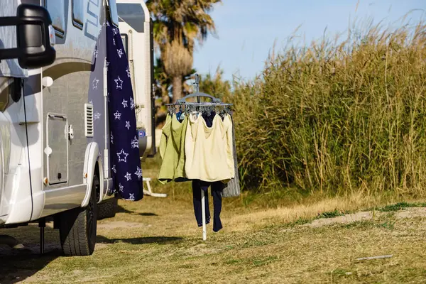 Zelten Strand Abenteuerkonzept Kleidung Zum Trocknen Auf Wäscheständer Freien Mit — Stockfoto
