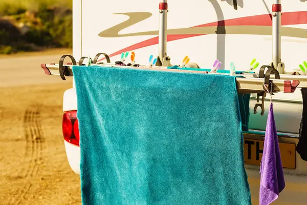 Camping Salvaje Naturaleza Vehículo Caravana Con Ropa Colgando Para Secar — Foto de Stock
