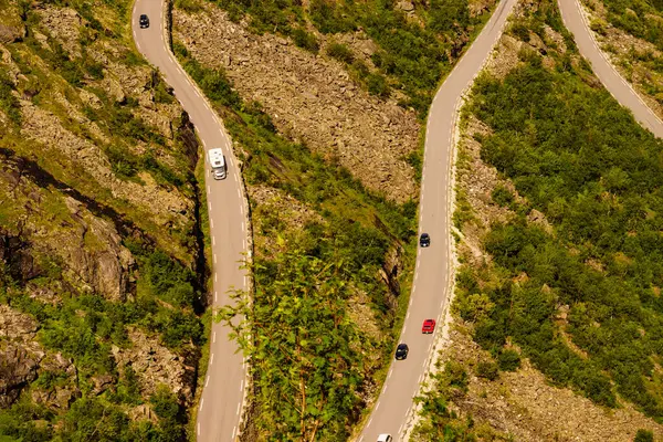 Trolls Path Trollstigen Sinuoso Estrada Montanha Cênica Com Muitos Carros — Fotografia de Stock