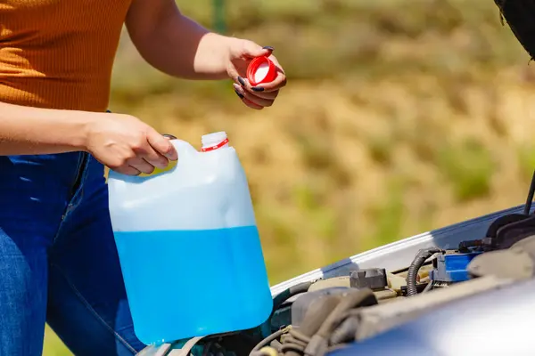 Γυναίκα Ρίχνει Μπλε Αντιψυκτικό Υγρό Για Αυτοκίνητο Παρμπρίζ Οθόνη Πλύσιμο Φωτογραφία Αρχείου