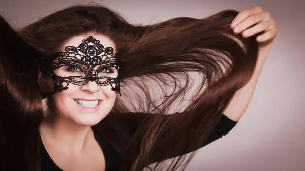 Glücklich Ziemlich Geheimnisvolle Frau Trägt Schwarze Augenspitzenmaske Mit Zerzausten Langen Stockfoto