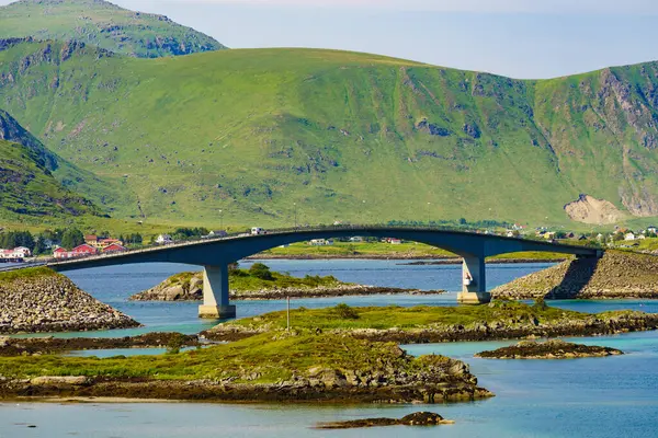 Норвежский Живописный Пейзаж Лофотенском Архипелаге Дорога Мост Соединяющие Острова Через — стоковое фото