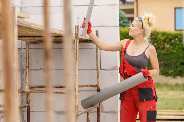 Mujer Dungarees Llevando Instalando Tubos Plástico Sitio Construcción Casa Construyendo Imagen De Stock