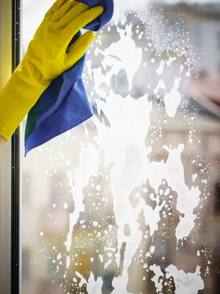 Női Kéz Sárga Kesztyű Tisztító Ablaküveg Rongy Spray Mosószer Tisztítási Stock Fotó