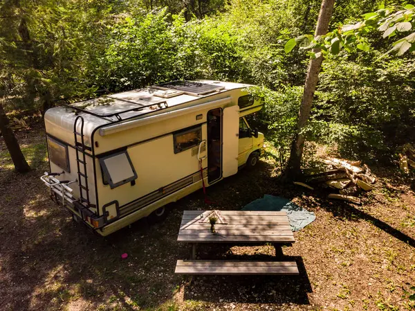 Camper Campen Wald Abenteuer Tour Mit Wohnmobil lizenzfreie Stockbilder