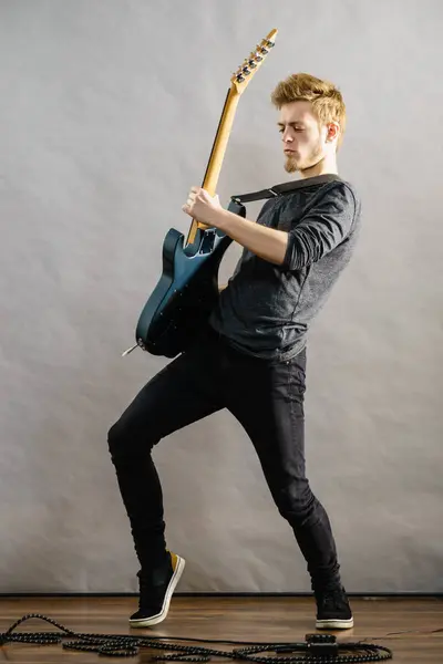 Młody Brodaty Mężczyzna Gitarą Elektryczną Dorosła Osoba Trzyma Instrument Gra Zdjęcie Stockowe