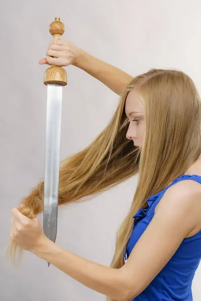 Haarschnitt Friseurkonzept Verrücktes Mädchen Mit Langen Blonden Haaren Das Schwert Stockbild