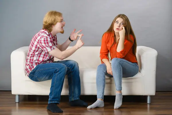 Mann Streitet Mit Freundin Weibchen Gelangweilt Irritiert Wegen Seines Herrischen lizenzfreie Stockbilder