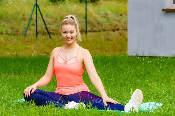 Frau Turnt Freien Garten Workout Sport Und Training Fit Und Stockbild