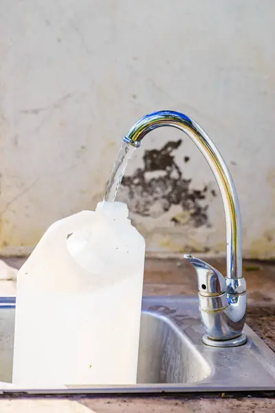 Trinkwasser Wird Plastikkanister Abgefüllt lizenzfreie Stockbilder
