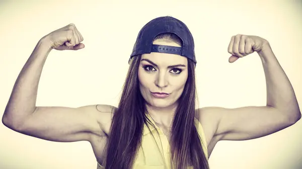Mulher Casual Estilo Adolescente Boné Cabeça Mostrando Músculos Bíceps Estilo Fotos De Bancos De Imagens
