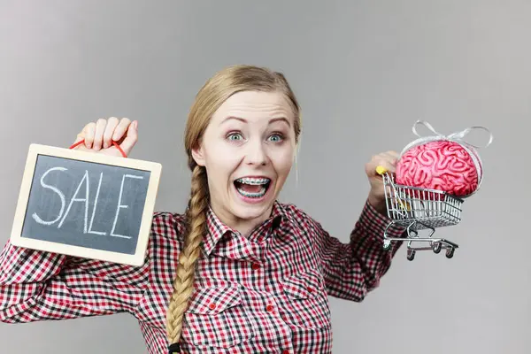 Szczęśliwa Kobieta Trzyma Wózek Mózgiem Środku Znakiem Sprzedaży Inteligentna Odpowiedzialna Zdjęcia Stockowe bez tantiem