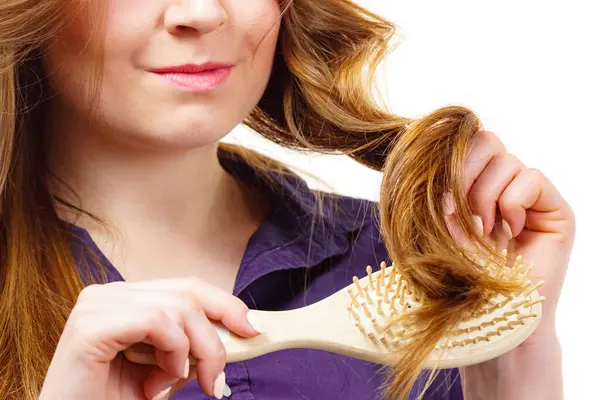 Wanita Muda Menyisir Panjang Sehat Rambut Coklat Menggunakan Sikat Perawatan — Stok Foto