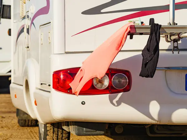 Дикий Поход Природу Camper Car Одеждой Висящей Высохнуть Отдых Домом — стоковое фото