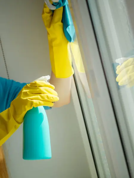 Mão Feminina Luvas Amarelas Janela Limpeza Com Pano Azul Detergente Fotos De Bancos De Imagens Sem Royalties